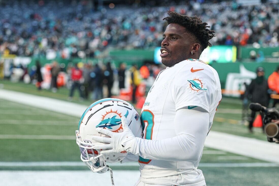 Agent: Dolphins WR Tyreek Hill played season with broken wrist